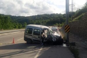 Bartın’da hafif ticari aracın yol kenarındaki direğe çarptığı kazada 1