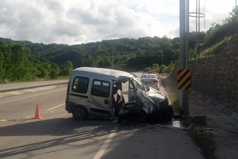 Hafif ticari araç direğe çarptı: 1 ölü, 1 yaralı Bartın’da hafif ticari aracın yol kenarındaki direğe çarptığı kazada 1