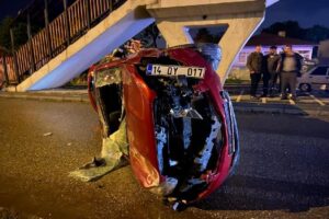 Bolu’da gece saatlerinde D-100 karayolunun yan yoluna giren otomobil, sürücüsünün