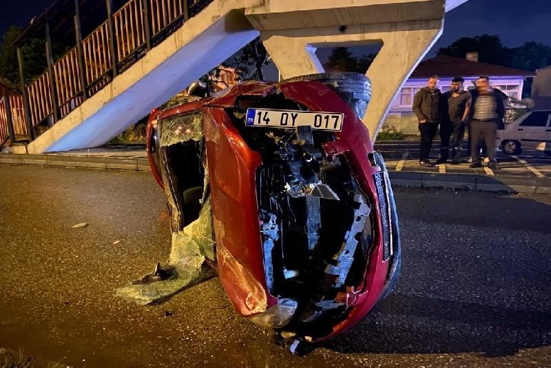 Hurdaya dönen otomobilin içinden çıkarak olay yerinden kaçtı Bolu’da gece saatlerinde D-100 karayolunun yan yoluna giren otomobil, sürücüsünün