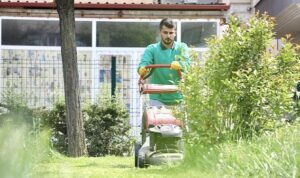 İnegöl Belediyesi, şehir genelinde yeşil alanlarda bakım ve temizlik çalışmalarına