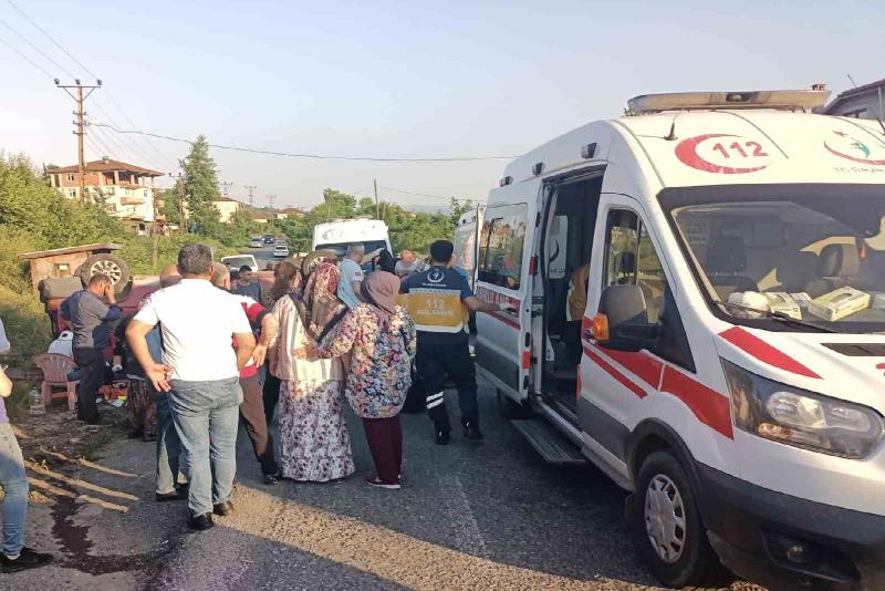 Zonguldak’ın Ereğli ilçesinde iplik fabrikasında çalışan işçileri taşıyan araç takla