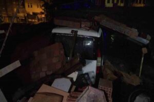 Kastamonu’da çöken istinat duvarının altında kalan 6 araç ziyan gördü.