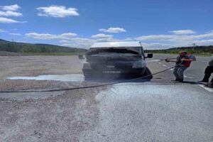 Bolu’nun Yeniçağa ilçesinde motor kısmından dumanların yükseldiği minibüse müdahale eden