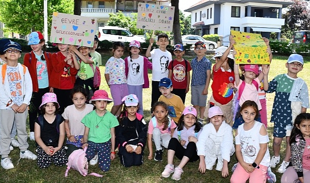 İznik’te Geri Dönüşüm Defilesi İznik Belediyesi’nin Çevre Haftası sebebiyle düzenlediği etkinlikte minikler geri dönüşüm