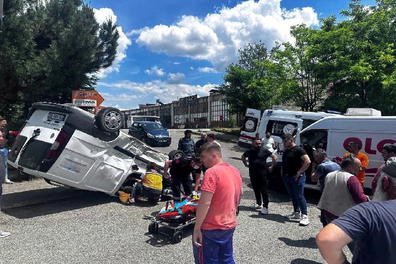 Karabük’ün Safranbolu ilçesinde kapalı kasa kamyonetin çarptığı kurye aracının takla