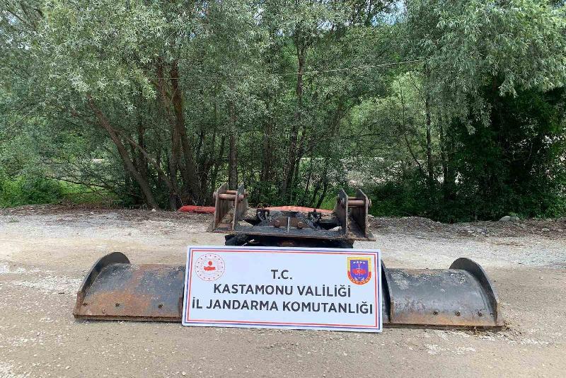 Kastamonu’nun Azdavay ilçesinde bir vatandaşa ait kar küreme bıçağını çalan