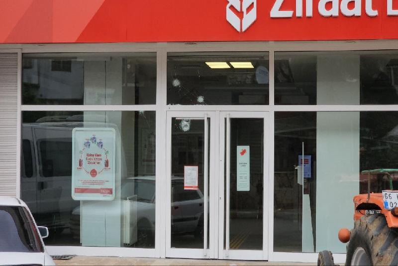 Karabük’te kamu bankası kurşunlandı Karabük’ün Eskipazar ilçesinde kimliği belirsiz kişi veya kişilerce kamu bankasının