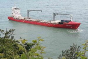 Kastamonu’nun Cide ilçesinde dümeninin kilitlenmesi sonucunda karaya oturan yük gemisindeki