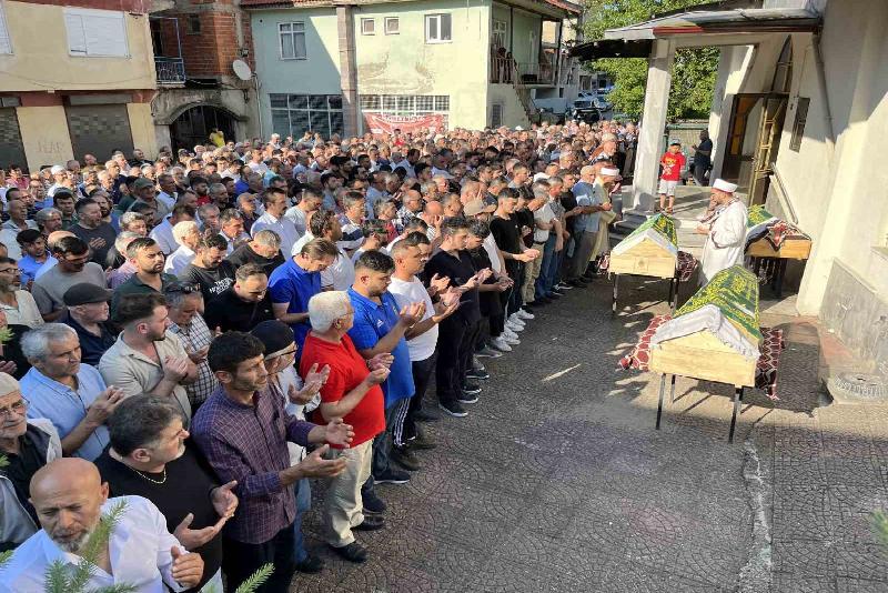 İstanbul’dan bayram tatili için memleketleri Bartın’a giderken geçirdikleri kaza sonucu