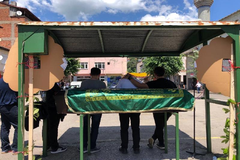 Bartın’da hafif ticari aracın kontrolden çıkarak yol kenarındaki direğe çarpması