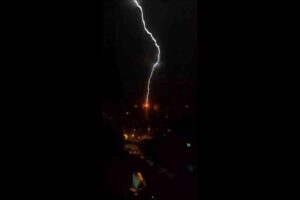 Zonguldak’ın Ereğli ilçesinde etkili olan sağanağın ardından etkili olan şimşekler,