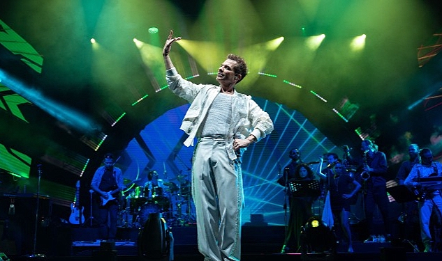 Kenan Doğulu, Maximum Uniq Açıkhava konseriyle yaz sezonunu başlattı Kenan Doğulu, Maximum Uniq Açıkhava’da gerçekleşen sezonun ilk konseriyle müzikseverlerle