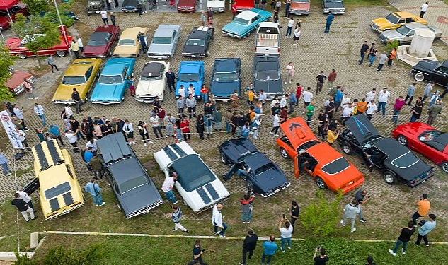 Buca Belediyesi’nin ev sahipliğinde gerçekleştirilen Klasik Otomobil Festivali, Türkiye’nin dört