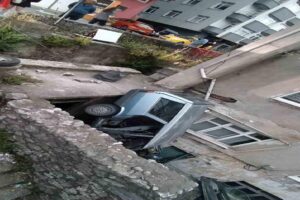 Zonguldak’ta sürücüsünün kontrolünden çıkan otomobilin apartman boşluğuna düştüğü kazada, iki