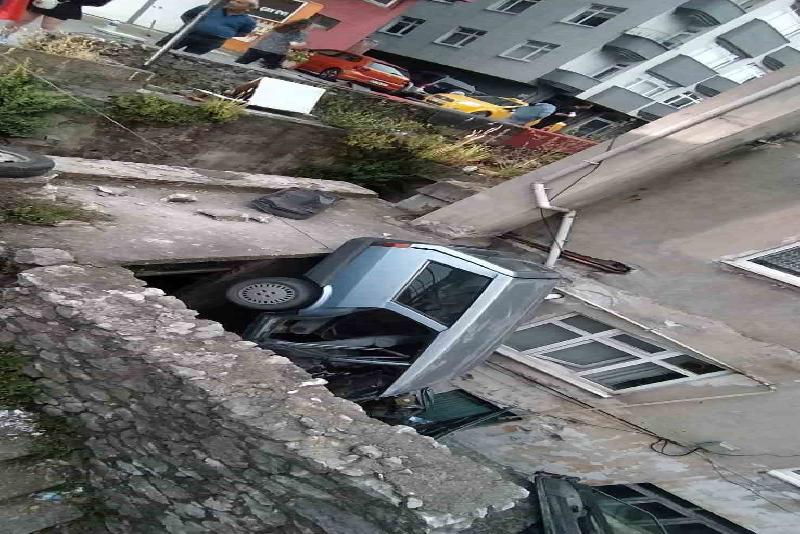 Kontrolden çıkan otomobil apartman boşluğuna düştü Zonguldak’ta sürücüsünün kontrolünden çıkan otomobilin apartman boşluğuna düştüğü kazada, iki