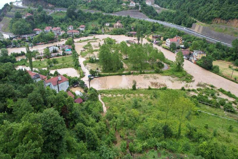 Zonguldak’ın Kozlu ilçesine bağlı Ilıksu mevkisinde yağışlarla birlikte derenin debisi
