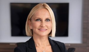 Müşterilerinin sektörlerine özel riskleri etkili bir şekilde yönetmeleri için yaratıcı