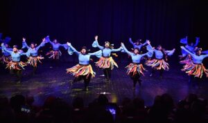 Avcılar Belediyesi’nin kurslarında eğitim gören kursiyerler yıl sonu gösterilerinde yeteneklerini