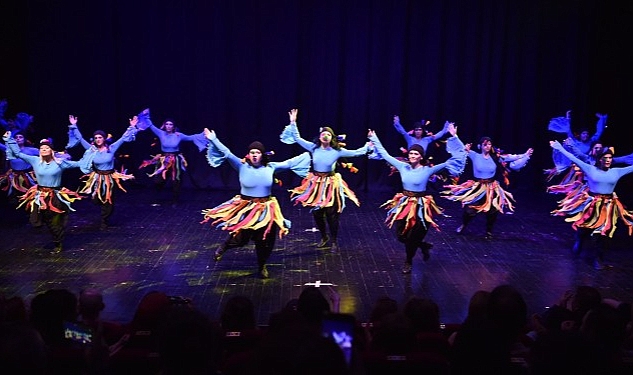 Avcılar Belediyesi’nin kurslarında eğitim gören kursiyerler yıl sonu gösterilerinde yeteneklerini