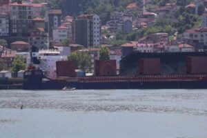 Zonguldak’a demir cevheri getiren yük gemisinin altında mayın olduğu iddiaları