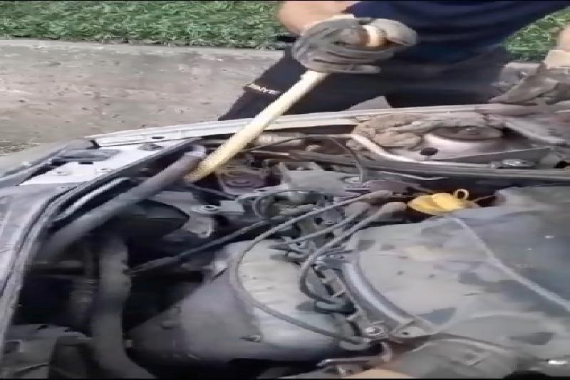 Motora giren yılan güçlükle çıkarıldı Zonguldak’ta bir arabanın motor kısmına giren yılan itfaiye ekipleri tarafından