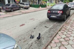 Kastamonu’nun Tosya ilçesinde motosikletin çarptığı doktor, kaldırıldığı hastanede yaşam mücadelesini