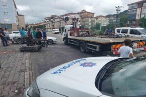 Zonguldak’ın Ereğli ilçesinde üzerinde iki gencin bulunduğu motosiklet; market istikametine