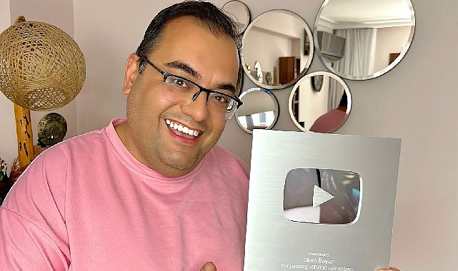 Okan Boyar’ın YouTube Başarısı: Takipçilerden Yorum Yağmuru! Okan Boyar, YouTube platformu tarafından gönderilen plaketiyle birlikte verdiği pozla
