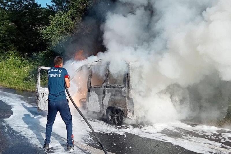 Zonguldak’ta alev alev yanan otomobil kullanılmaz hale geldi. Olay akşam