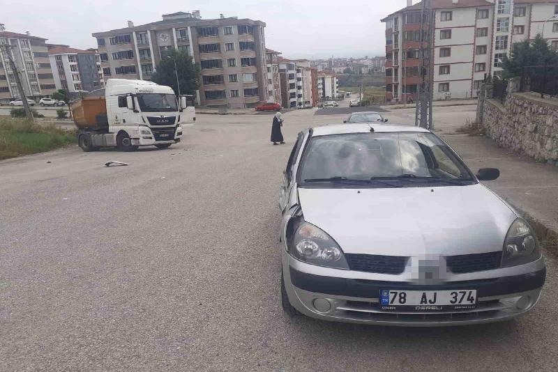 Otomobil ile kamyon çarpıştı: 1 yaralı Karabük’te otomobil ile kamyonun çarpışması sonucu bir kişi yaralandı. Edinilen