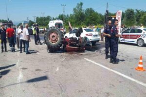 Zonguldak’ın Çaycuma ilçesine bağlı Perşembe beldesinde otomobil ile traktörün çarpışması