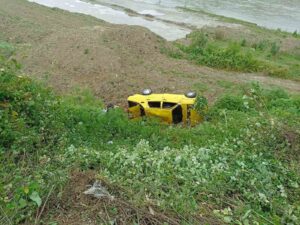 Zonguldak’ın Çaycuma ilçesinde direksiyon hakimiyetini kaybeden sürücü kontrolünü kaybederek çalılık