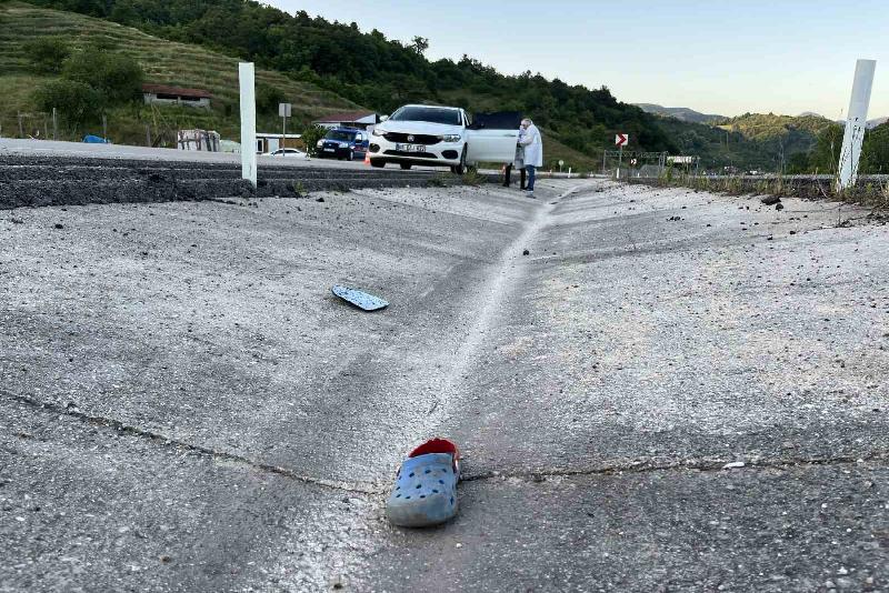 Bartın’da dedesiyle birlikte otlattıkları hayvanları yolun karşısına geçirmeye çalışırken otomobilin