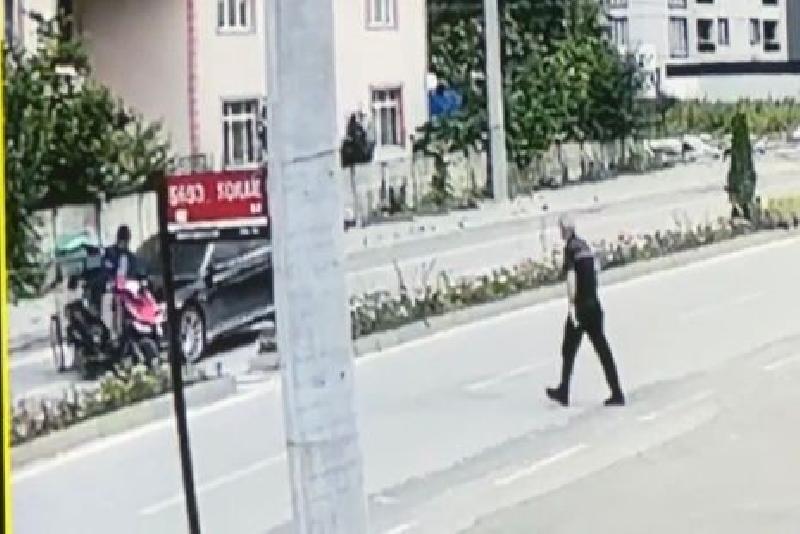 Otomobilin çarptığı elektrikli bisikletin sürücüsü ağır yaralandı Düzce’de yolun karşısına geçmeye çalışan elektrikli bisiklete otomobil çarptı. Elektrikli