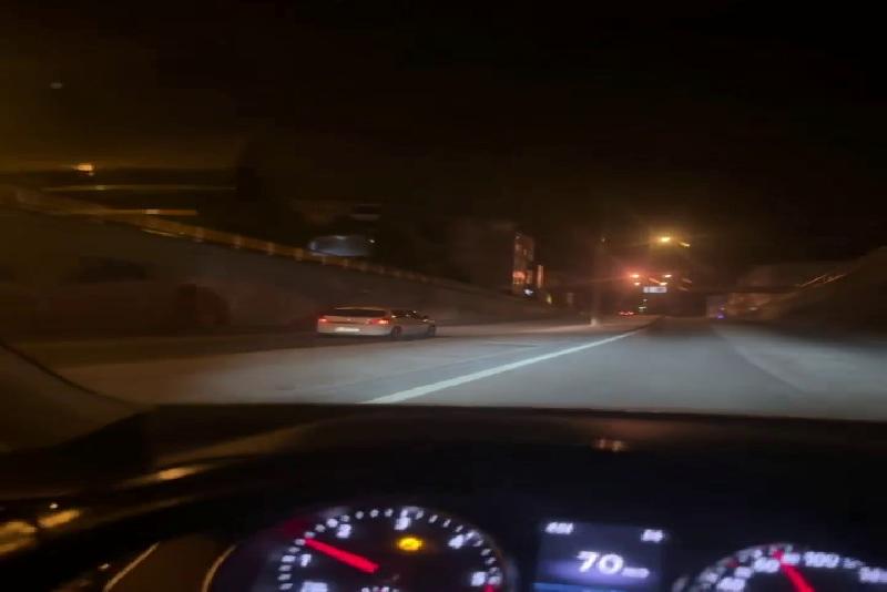 Karabük’te iki otomobilin ters yönde giderek yaptıkları tehlikeli yolculuk cep