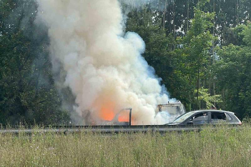 TEM Otoyolu Düzce geçişinde minibüs alev topuna döndü. Yarım saatlik