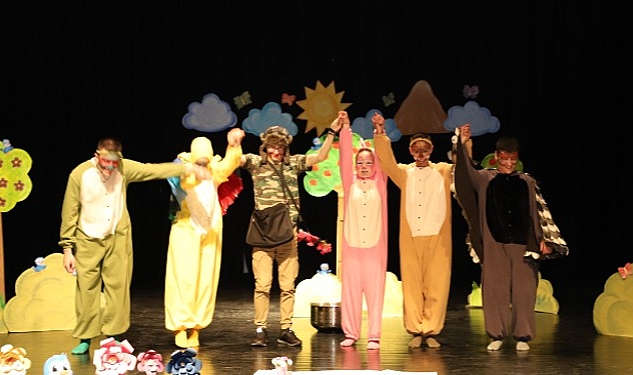 Rüveyde Dörtçelik Özel Eğitim Meslek Okulu öğrencileri tarafından tiyatro ve