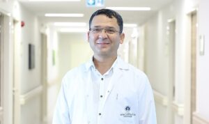 En belirgin klinik özellikleri, adet düzensizlikleri, androjen (erkeklik hormonu) fazlalığına