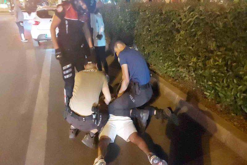 Zonguldak’ın Ereğli ilçesinde uygunsuz harekette bulunduğu şüphesiyle ekiplerce durdurulan kişi