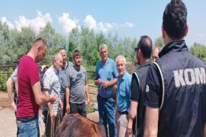 Düzce’de polis ekipleri, Kurban Bayramı öncesinde hayvan pazarındaki satıcılara, kalpazanların