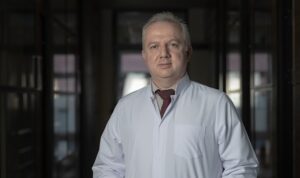 Obezite, çeşitli faktörlerin etkileşimi sonucu ortaya çıkan bir hastalıktır.