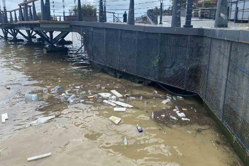 Zonguldak’ta sağanak yağışla beraber sürüklenen plastik atıklar sahilde toplandı. Zonguldak’ta