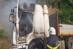Zonguldak’ın Ereğli ilçesinde seyir halindeki tır alev aldı. Aracı yol