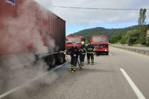 Karabük’te seyir halindeki TIR’ın dorse lastikleri yandı. Dorseye sıçrayan yangını