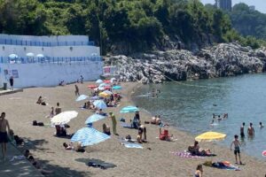 Zonguldak’ta hava sıcaklıkların yeniden yükselmesiyle birlikte vatandaşlar Kapuz plajına ilgi