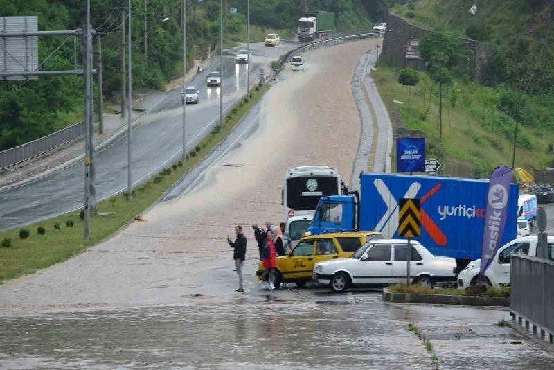 Sular altında kalan karayolu kapandı, işyerlerini su bastı Zonguldak’ın Kozlu ilçesinde çok kuvvetli yağış nedeniyle ilçe girişindeki yol