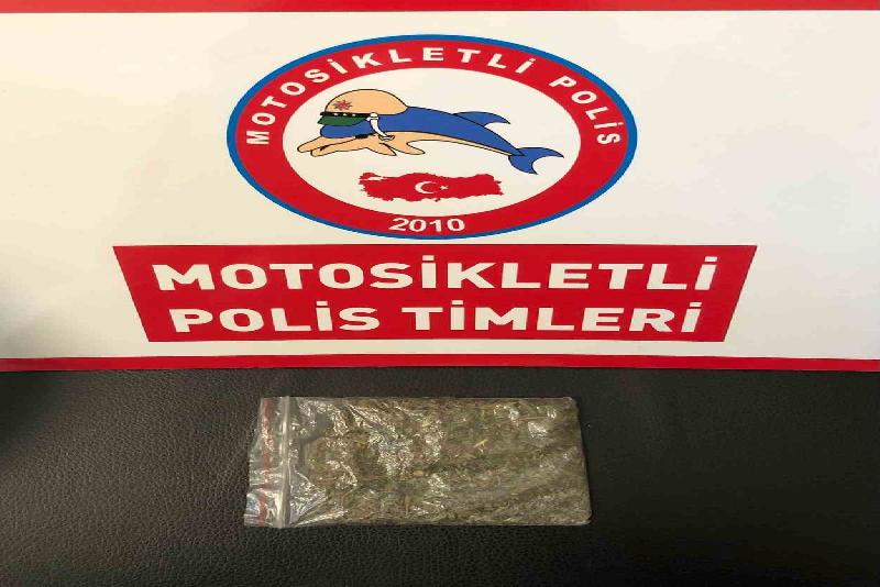 Şüphe üzerine durdurulan şahıstan uyuşturucu çıktı Düzce’de Kurban Bayramı emniyet tedbirleri çerçevesinde hareketlerinden şüphelenilen bir şahıstan