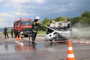 Bolu’da D-100 karayolunda seyreden otomobil, sürücüsünün kontrolünden çıkarak aydınlatma direğine