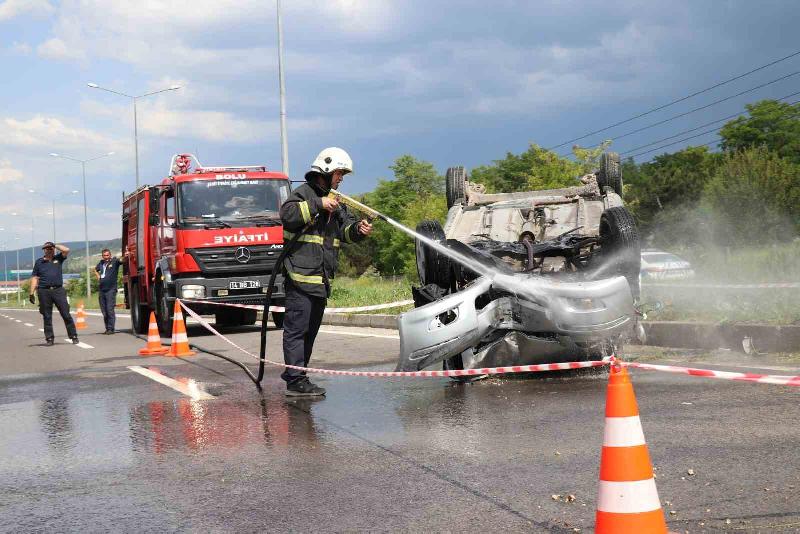Bolu’da D-100 karayolunda seyreden otomobil, sürücüsünün kontrolünden çıkarak aydınlatma direğine